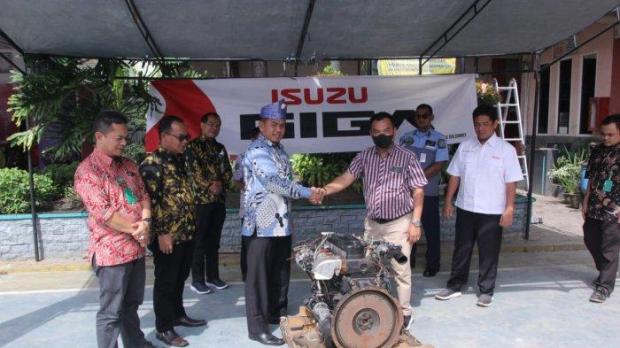 Isuzu Beri Bantuan Mesin Truk ke SMK Masmur Pekanbaru   Artikel ini telah tayang di TribunPekanbaru.com dengan judul Isuzu Beri Bantuan Mesin Truk ke SMK Masmur Pekanbaru, https://pekanbaru.tribunnews.com/2023/03/16/isuzu-beri-bantuan-mesin-truk-ke-smk-masmur-pekanbaru.